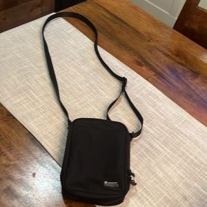 NWOT lululemon easy access, Crossbody